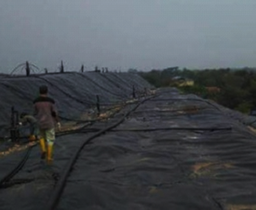 Penutupan Geomembrane TPA Sumur Batu Zona 4 dan 5